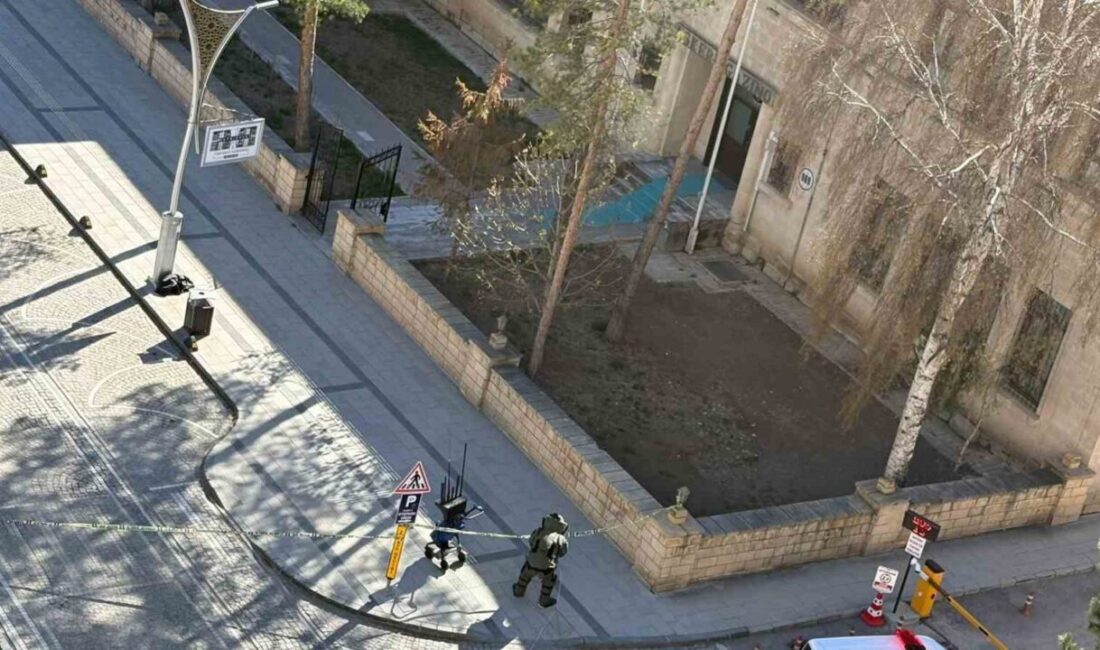 Bayburt’ta, Cumhuriyet Caddesi üzerindeki askeri gazino önüne bırakılan şüpheli paket