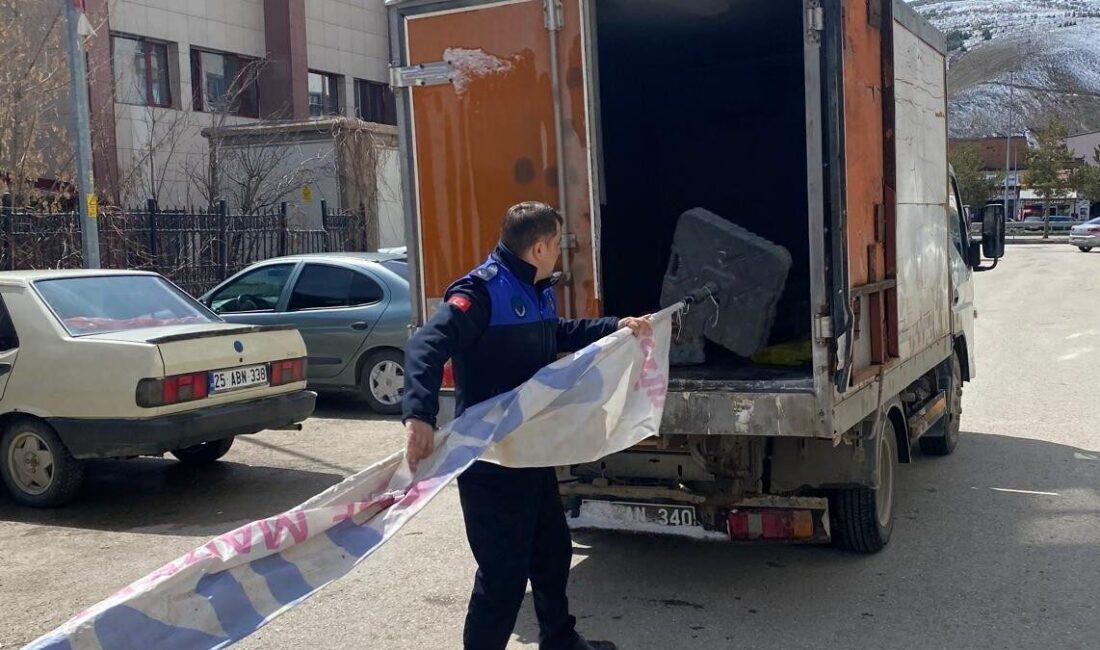 Bayburt Belediyesi zabıta ekipleri, kaldırım işgallerini önlemek adına denetimlerini sürdürüyor.