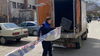 Bayburt Belediyesi zabıta ekipleri, kaldırım işgallerini önlemek adına denetimlerini sürdürüyor.