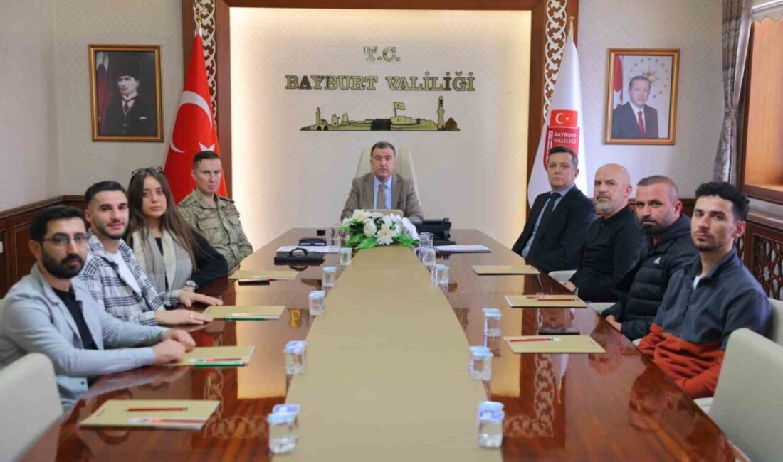Bayburt Valisi Mustafa Eldivan, kentteki basın mensuplarıyla bir araya geldiği