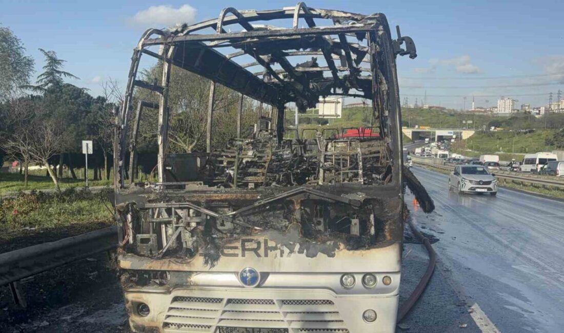 Bayrampaşa ilçesinde seyir halindeyken alevlere maruz kalan bir minibüs, tamamen