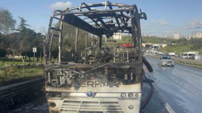 Bayrampaşa ilçesinde seyir halindeyken alevlere maruz kalan bir minibüs, tamamen