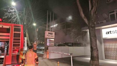 Beşiktaş’ta bir araç kiralama şirketinin yanında park halinde bulunan bir