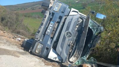 Beton mikserinin şarampole yuvarlandığı bir kaza, Bursa’nın İnegöl ilçesinde meydana