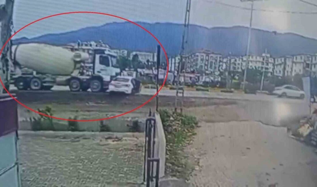 Hatay’da meydana gelen trafik kazasında bir beton mikseri, seyir halindeki