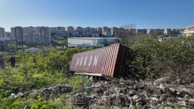 İstanbul’un Beylikdüzü ilçesinde, arıza yapan bir tırın yokuş aşağı kayarak