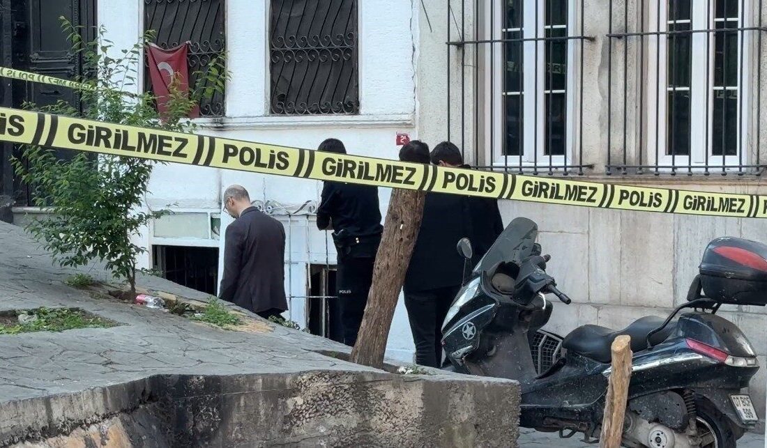 Beyoğlu ilçesinde, bir apartmanın giriş katında bir şahsın cansız bedeni