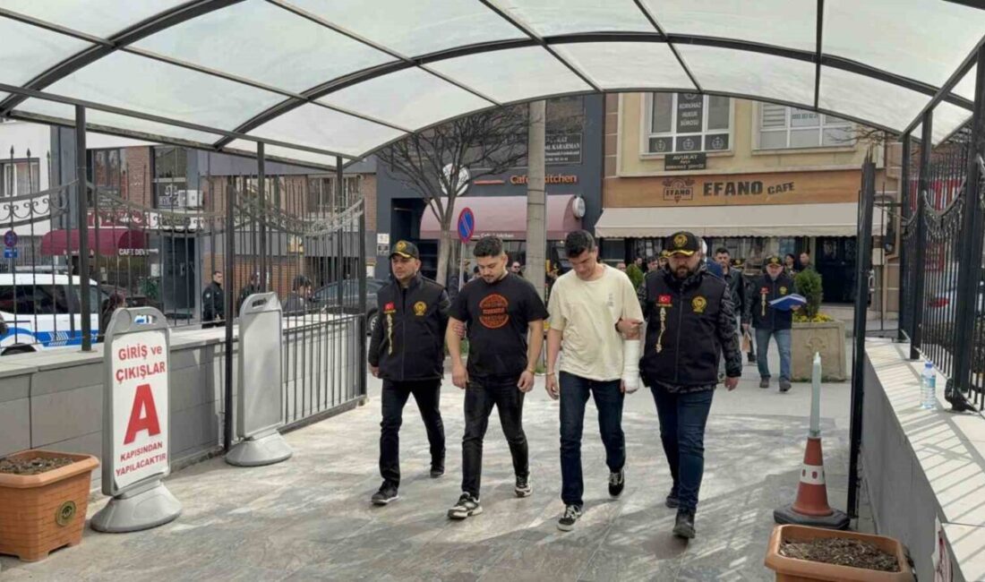 Eskişehir’de gerçekleşen bir kavgada bir kişi bıçaklanırken dört kişi de