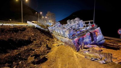 Bilecik’te bir tırın kontrolden çıkarak devrilmesi sonucu sürücüsü yaralandı. Olay,