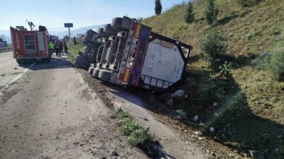 Bilecik’te seyir halindeki bir tırın kontrolünün kaybolması sonucu meydana gelen