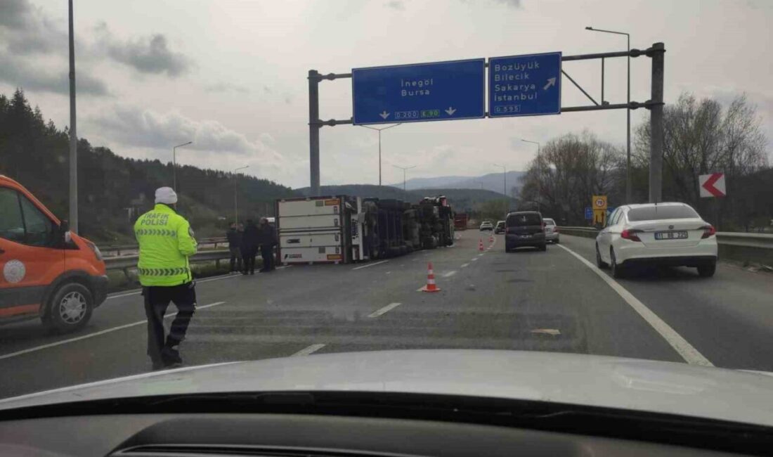 Bozüyük ilçesinde meydana gelen tır kazasıyla ilgili polis ekipleri inceleme
