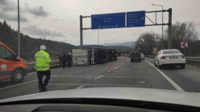 Bozüyük ilçesinde meydana gelen tır kazasıyla ilgili polis ekipleri inceleme