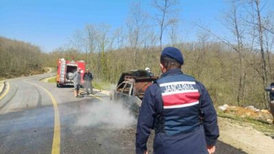 Bilecik’te seyir halindeyken alev alan bir otomobil kullanılamaz hale geldi.