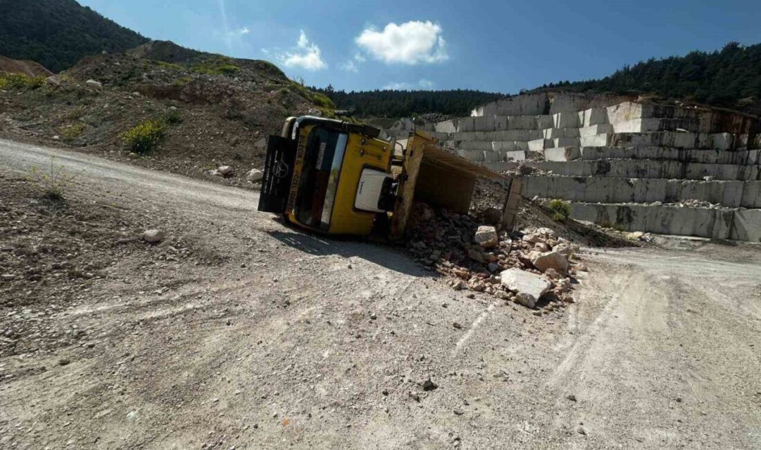Bilecik’te yaşanan trafik kazasında, taş yüklü bir kamyonun devrilmesi sonucunda