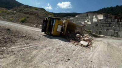 Bilecik’te yaşanan trafik kazasında, taş yüklü bir kamyonun devrilmesi sonucunda
