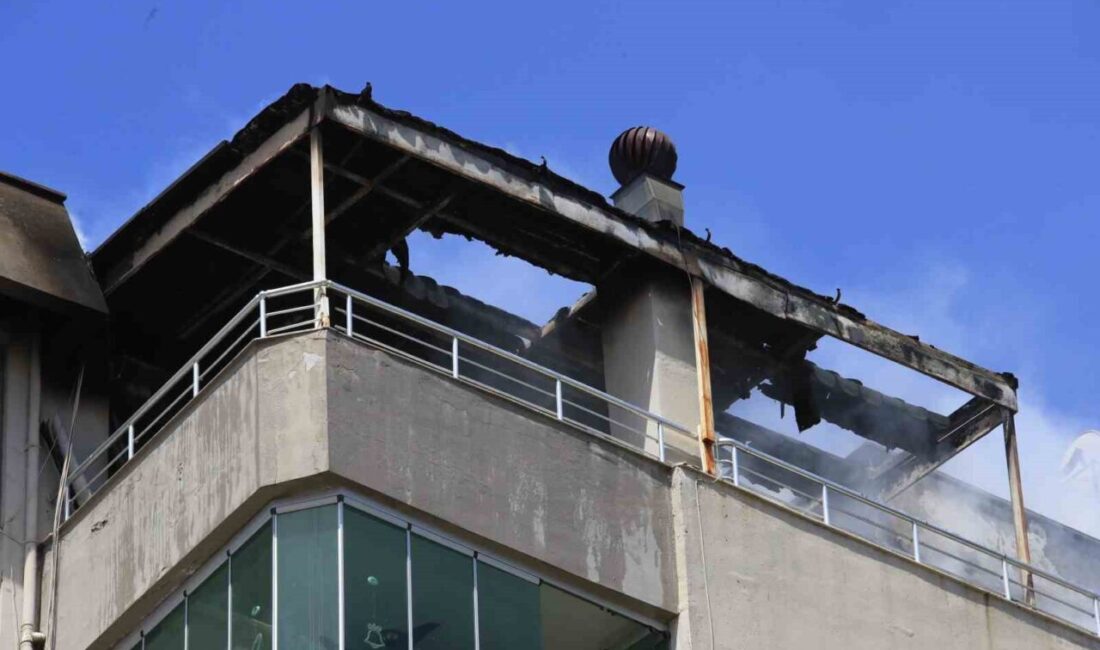 Antalya’da son katında bulunan dubleks dairenin terasında çıkan yangın, ev