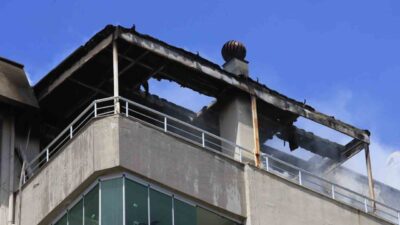 Antalya’da son katında bulunan dubleks dairenin terasında çıkan yangın, ev