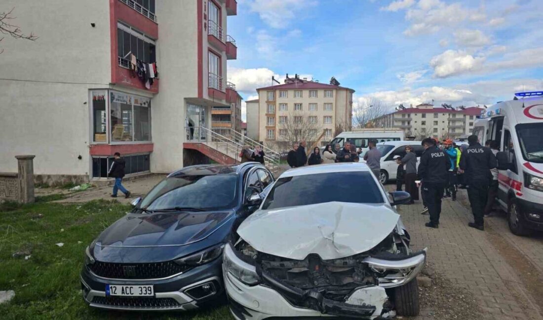 Bingöl’de meydana gelen trafik kazasında, Kültür Mahallesi’nde iki otomobilin çarpışması