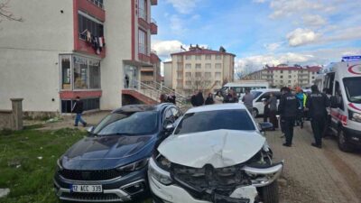 Bingöl’de meydana gelen trafik kazasında, Kültür Mahallesi’nde iki otomobilin çarpışması