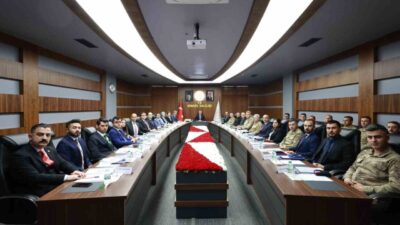 Bingöl Valisi Cahit Çelik’in liderliğinde gerçekleştirilen bir toplantıda narkotik suçlarla