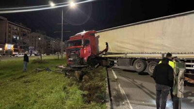 Bingöl’de meydana gelen kazada bir tırın, otomobile çarpmamak için refüje