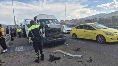 Bingöl merkezinde meydana gelen zincirleme trafik kazasında 3 aracın karıştığı
