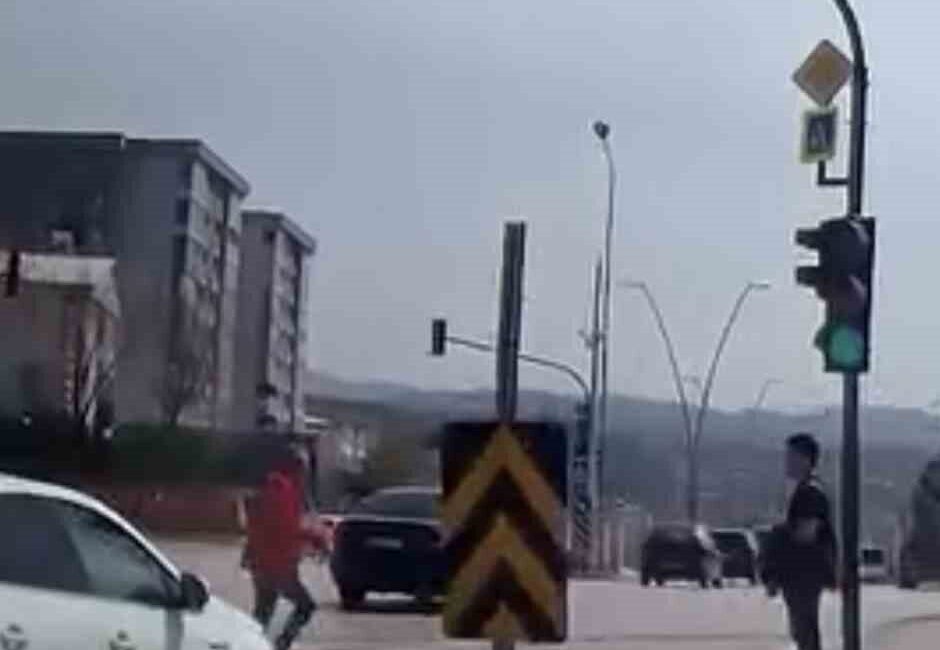 Nilüfer ilçesinde, yayalar için kırmızı ışık yanarken yola atlayan bir