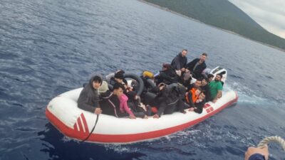 Muğla’nın Bodrum ilçesi açıklarında, Sahil Güvenlik ekipleri tarafından durdurulan bir