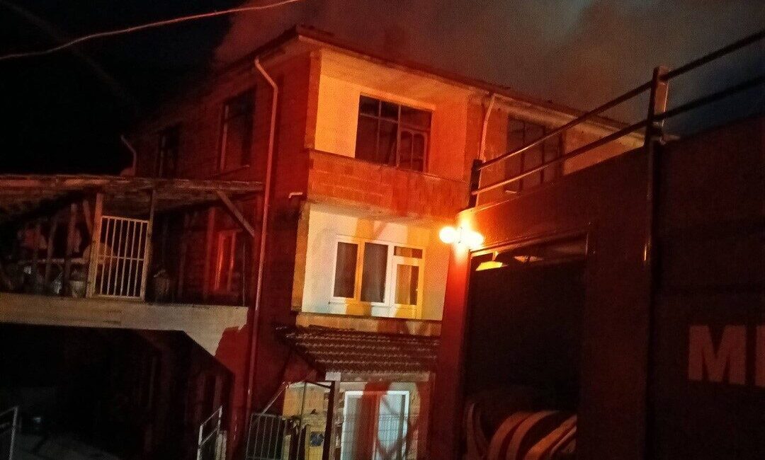 Mengen ilçesindeki bir binanın en üst katında çıkan yangın, itfaiye