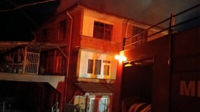 Mengen ilçesindeki bir binanın en üst katında çıkan yangın, itfaiye