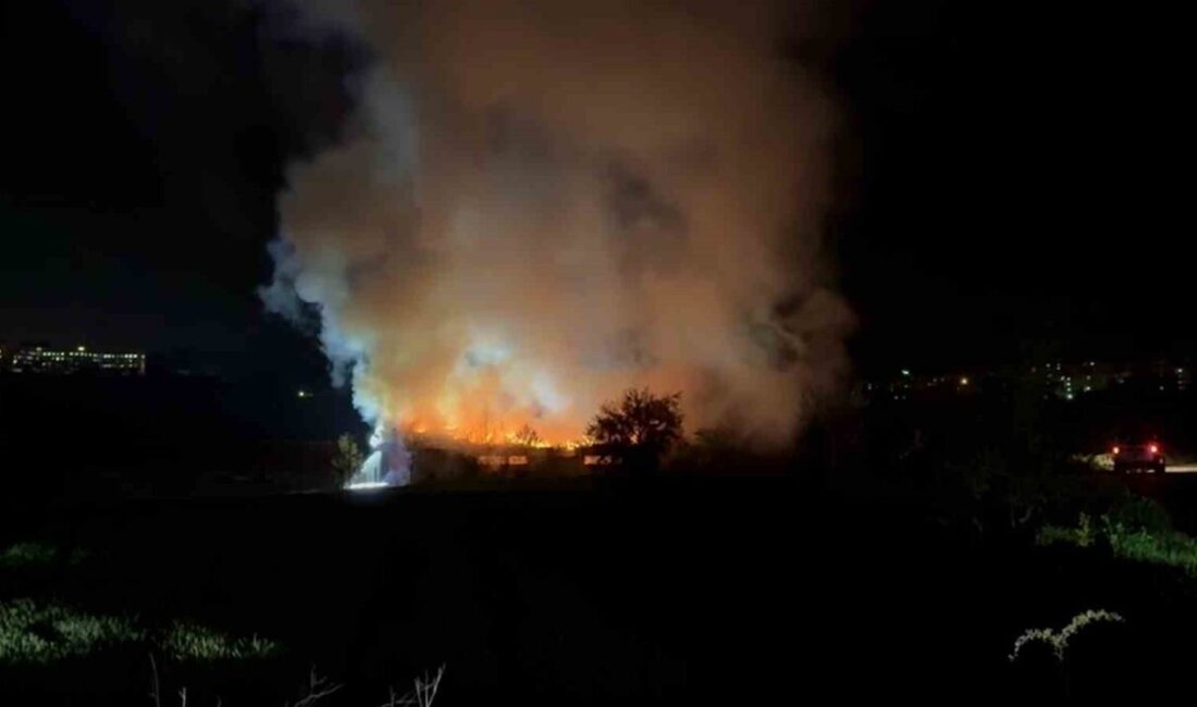 Bolu’da bir inşaat deposunda meydana gelen yangın, itfaiye ekipleri tarafından