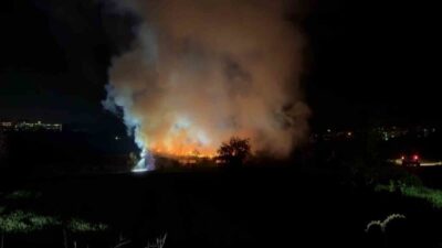 Bolu’da bir inşaat deposunda meydana gelen yangın, itfaiye ekipleri tarafından