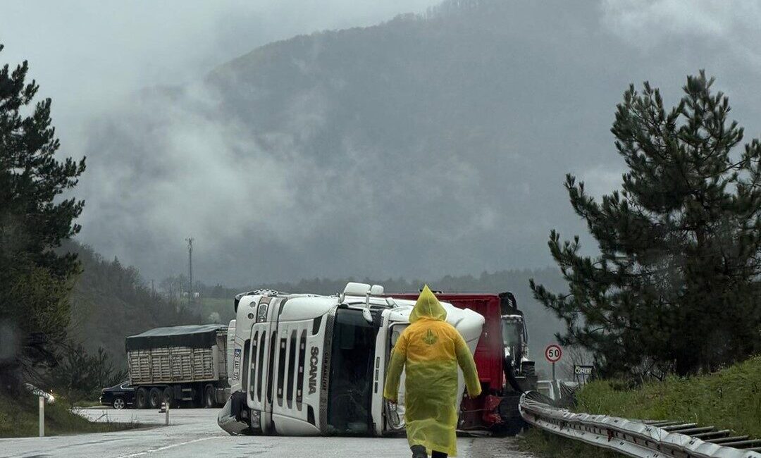 Mudurnu ilçesinde meydana gelen trafik kazasında yağış nedeniyle kayganlaşan yolda