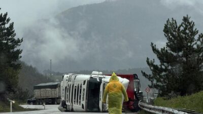 Mudurnu ilçesinde meydana gelen trafik kazasında yağış nedeniyle kayganlaşan yolda