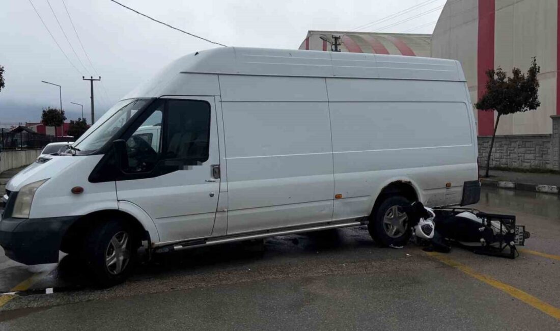 Bolu’da yaşanan trafik kazasında kavşakta minibüse çarpan bir motosiklet sürücüsü