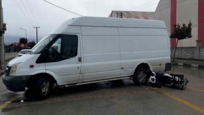 Bolu’da yaşanan trafik kazasında kavşakta minibüse çarpan bir motosiklet sürücüsü