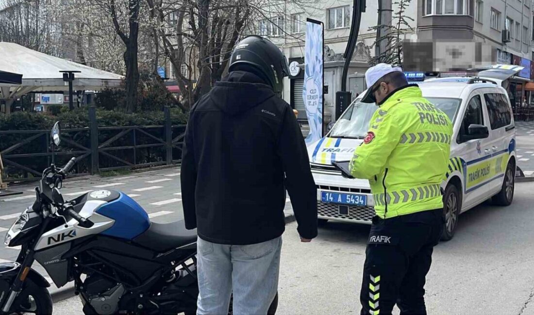 Bolu’da, trafik polisi ekipleri şehrin en işlek noktalarında motosiklet ve