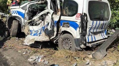 Bornova ilçesinde meydana gelen korkunç kazada, tırın freni boşalınca kontrolden