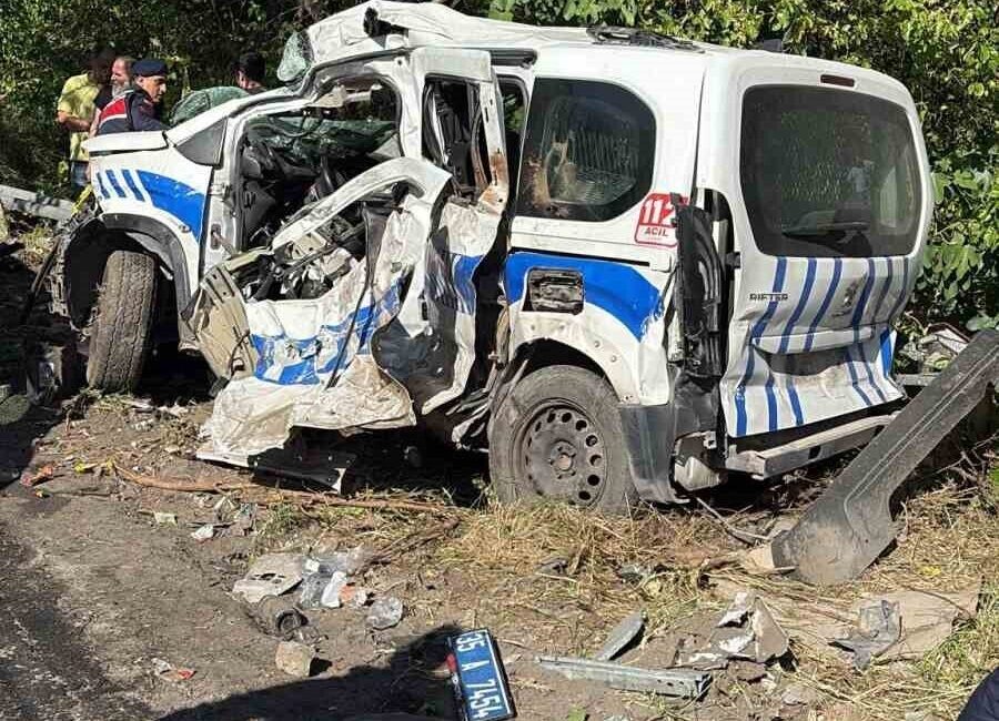 Bornova ilçesinde meydana gelen korkunç kazada, tırın freni boşalınca kontrolden