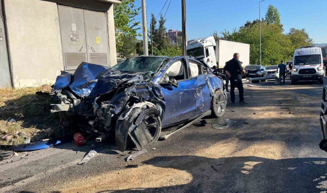Bornova ilçesinde meydana gelen zincirleme trafik kazasında 1 polis hayatını