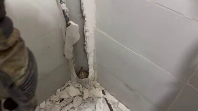 Hatay’ın İskenderun ilçesinde, bir evin hava tahliye borusuna sıkışıp kalan