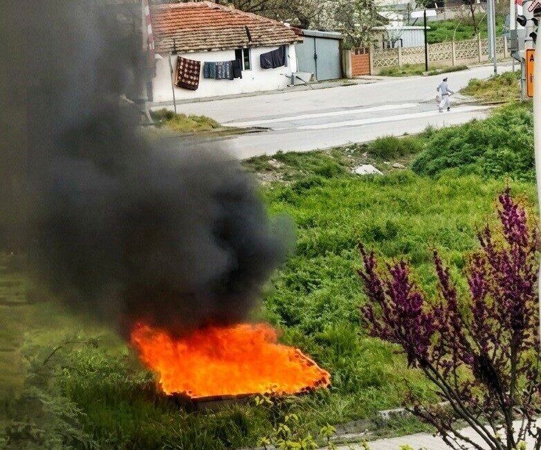 Muratlı ilçesine bağlı Muradiye Mahallesi’nde bugün öğle saatlerinde yüksek alevlerin