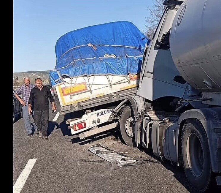 Bozüyük ilçesinde meydana gelen trafik kazasında, 2 tırın çarpışması sonucu