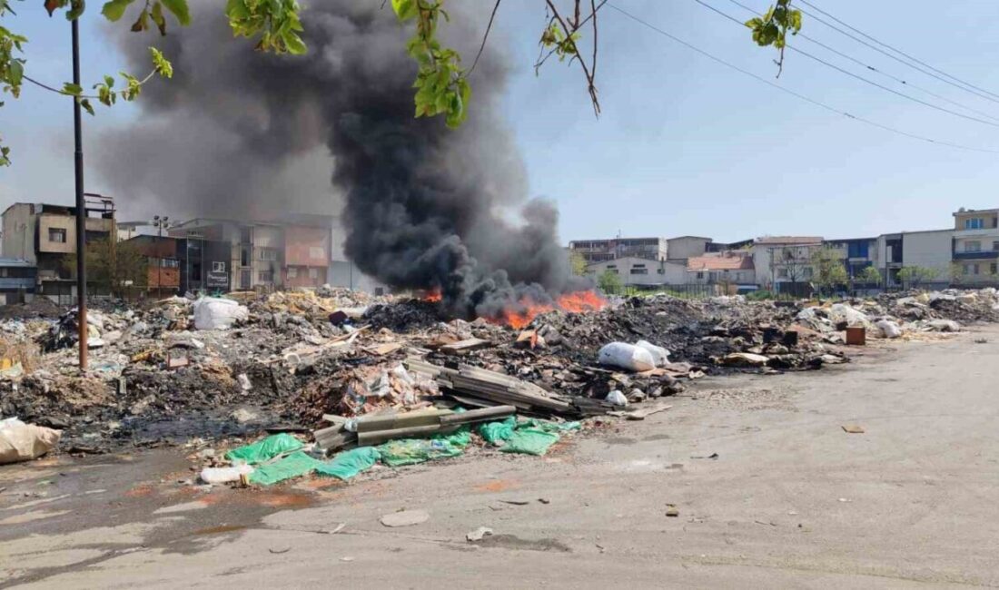 Buca ilçesinde bir sanayi atıklarının döküldüğü alanda yangın çıktı ve