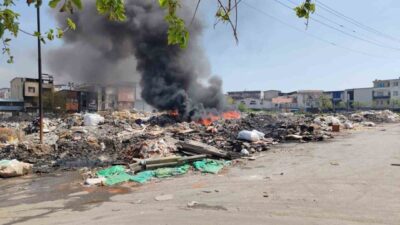 Buca ilçesinde bir sanayi atıklarının döküldüğü alanda yangın çıktı ve