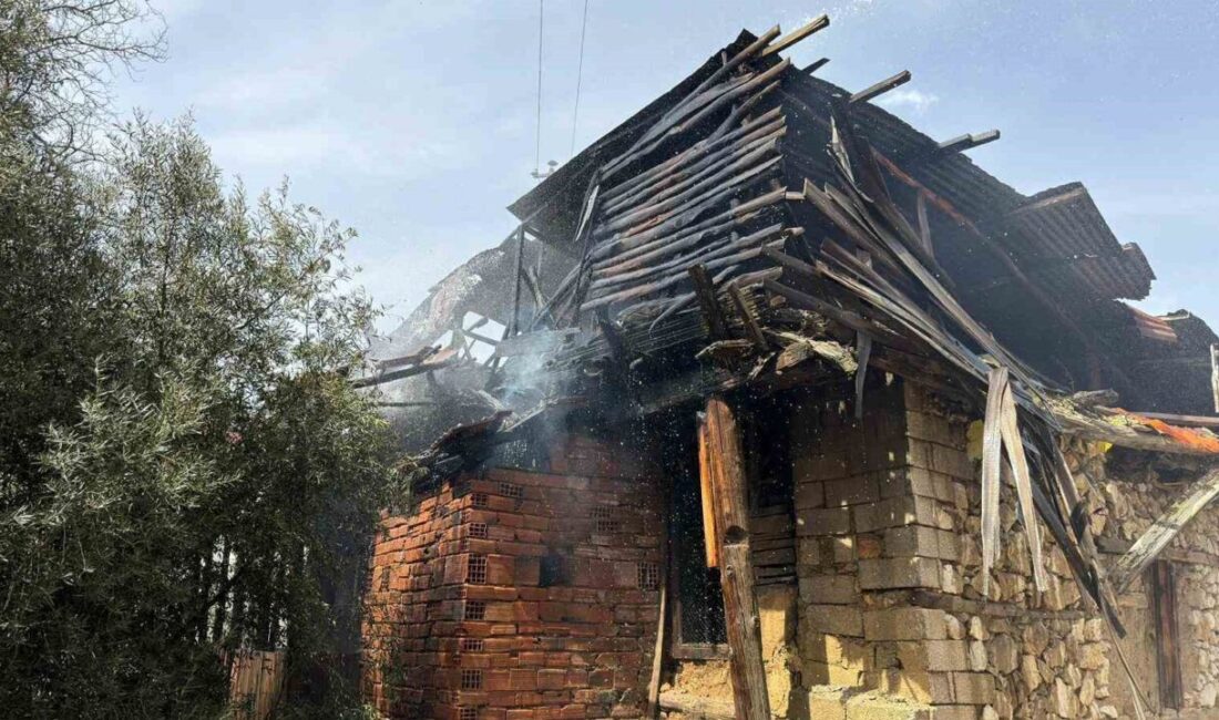 Burdur’un Bucak ilçesinde, tek katlı bir ahşap ev, çıkan yangın