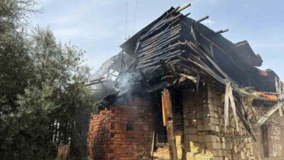 Burdur’un Bucak ilçesinde, tek katlı bir ahşap ev, çıkan yangın