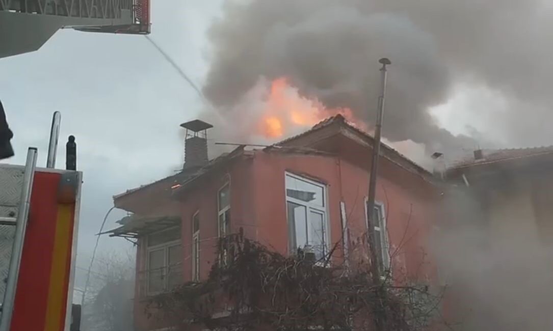 Burdur ilinde, bir evin çatısında meydana gelen yangın, itfaiye ekipleri