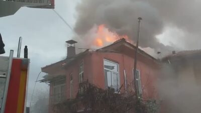 Burdur ilinde, bir evin çatısında meydana gelen yangın, itfaiye ekipleri