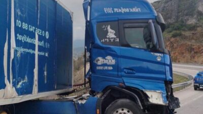 Burdur’da bir tırın demir bariyerlere çarpması sonucu meydana gelen kazada